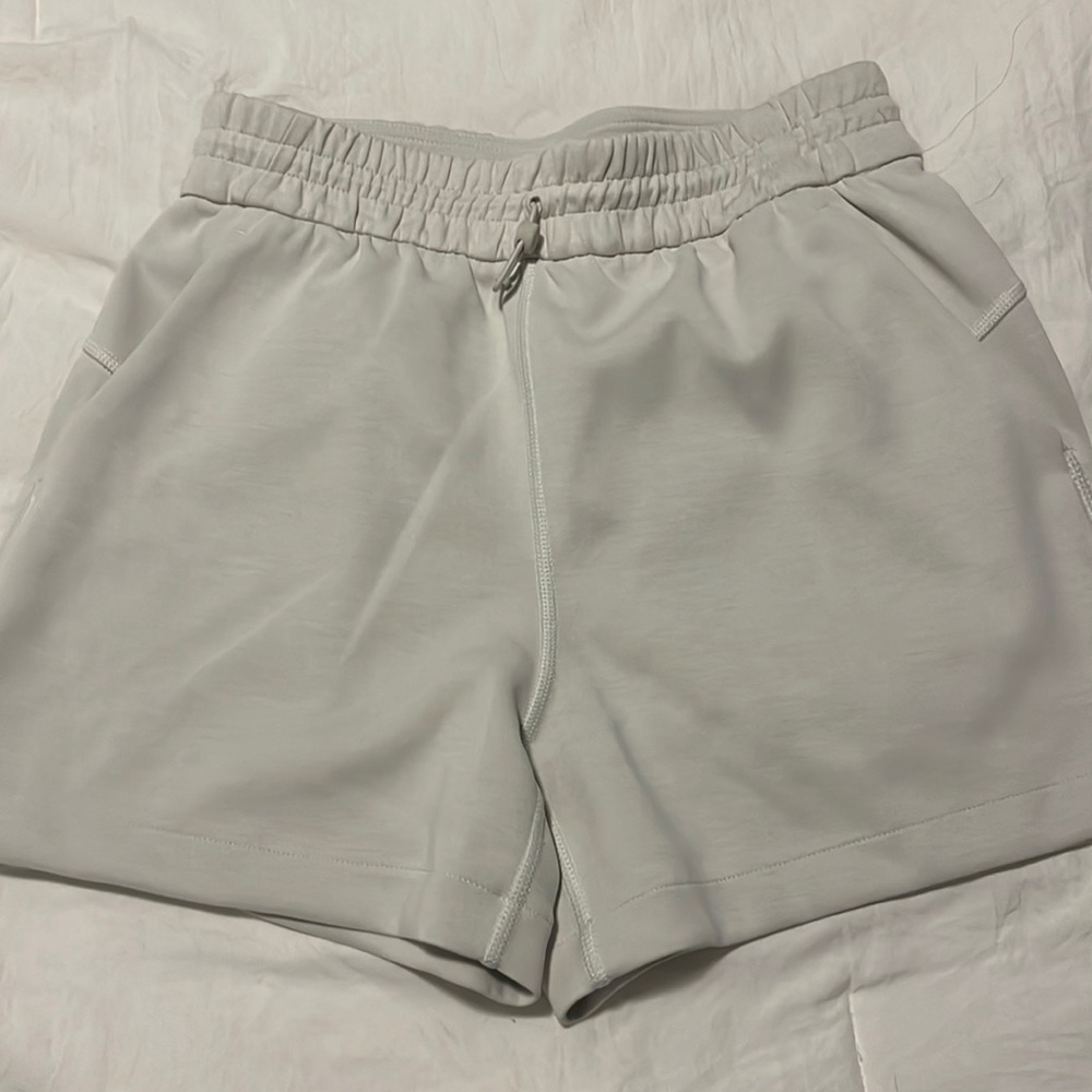 Lululemon softstreme high rise 4in short